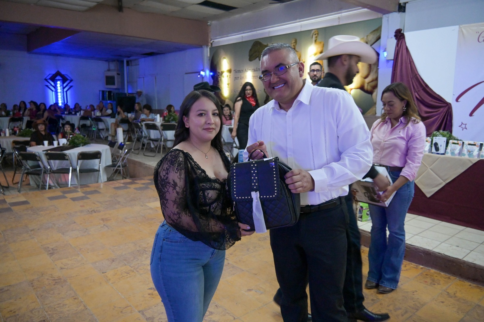El Gobierno Municipal celebró a las maestras y los maestros en su día con una fiesta vaquera