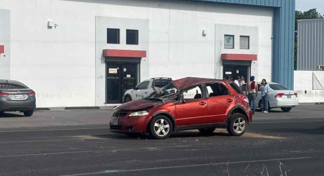 Se registra volcadura de auto al sur de Hermosillo Se registra volcadura de auto al sur de Hermosillo
