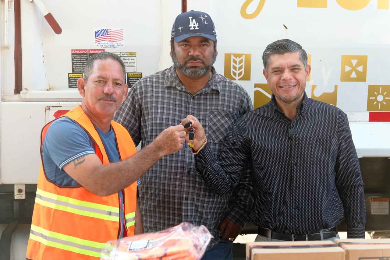 Entrega ‘Beto’ Vázquez a Servicios Públicos un nuevo recolector de basura