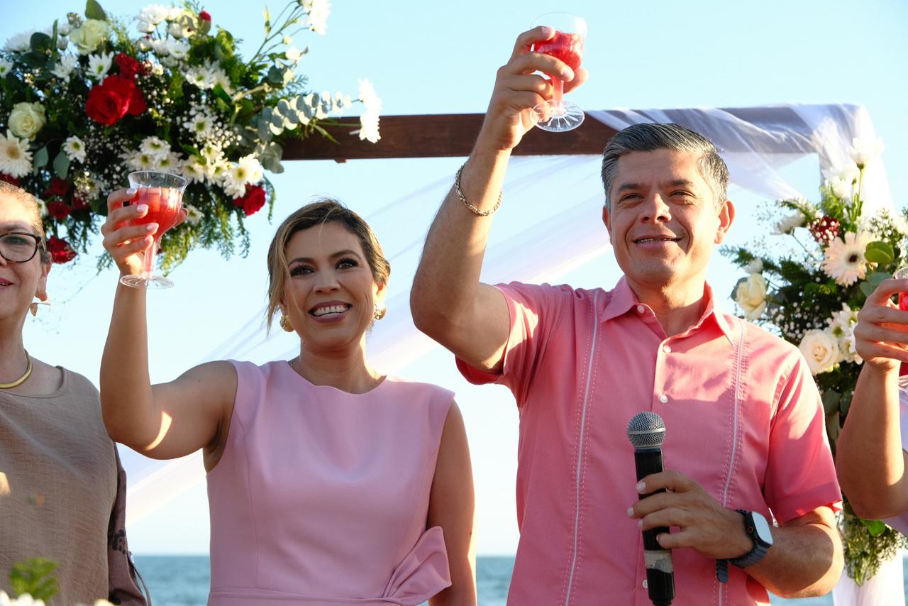Sellan su compromiso 75 parejas en emotiva ceremonia de Matrimonios Colectivos en el Malecón de Huatabampito