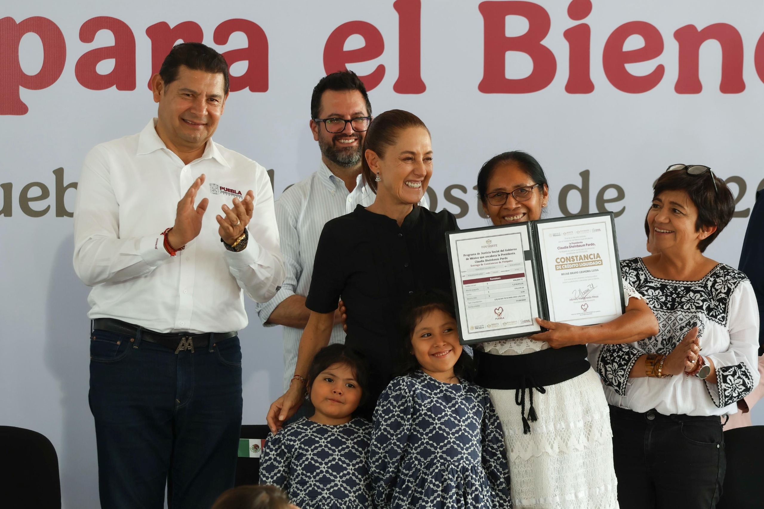 “El Programa de Vivienda beneficiará a 12 millones de familias; es un cambio profundo, somos uno mismo el pueblo y el gobierno”: Presidenta Claudia Sheinbaum entrega Vivienda para el Bienestar en Puebla