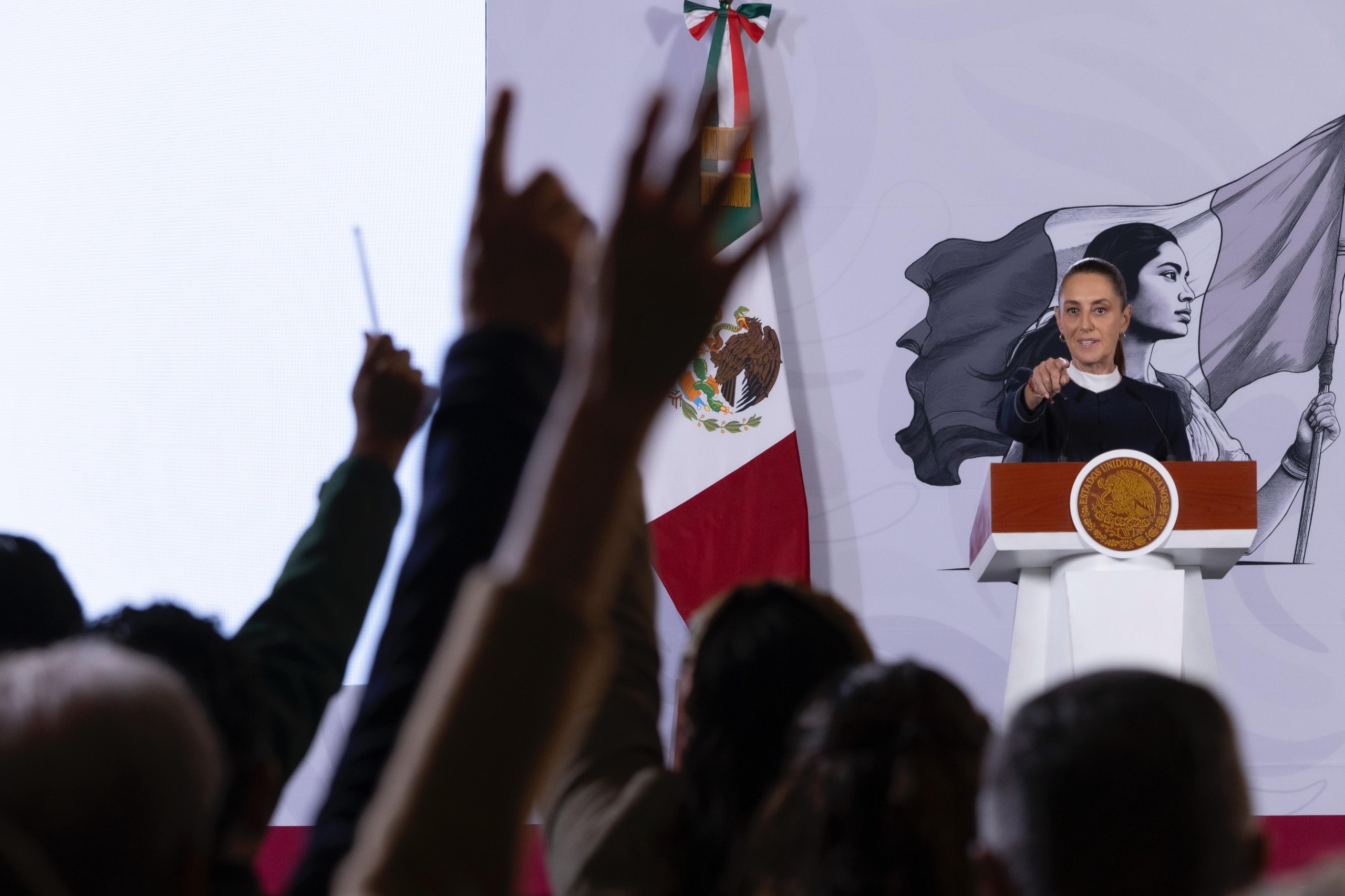 Sheinbaum envía iniciativa al Congreso para que presidentes y gobernadores renuncien a doble nacionalidad Sheinbaum envía iniciativa al Congreso para que presidentes y gobernadores renuncien a doble nacionalidad