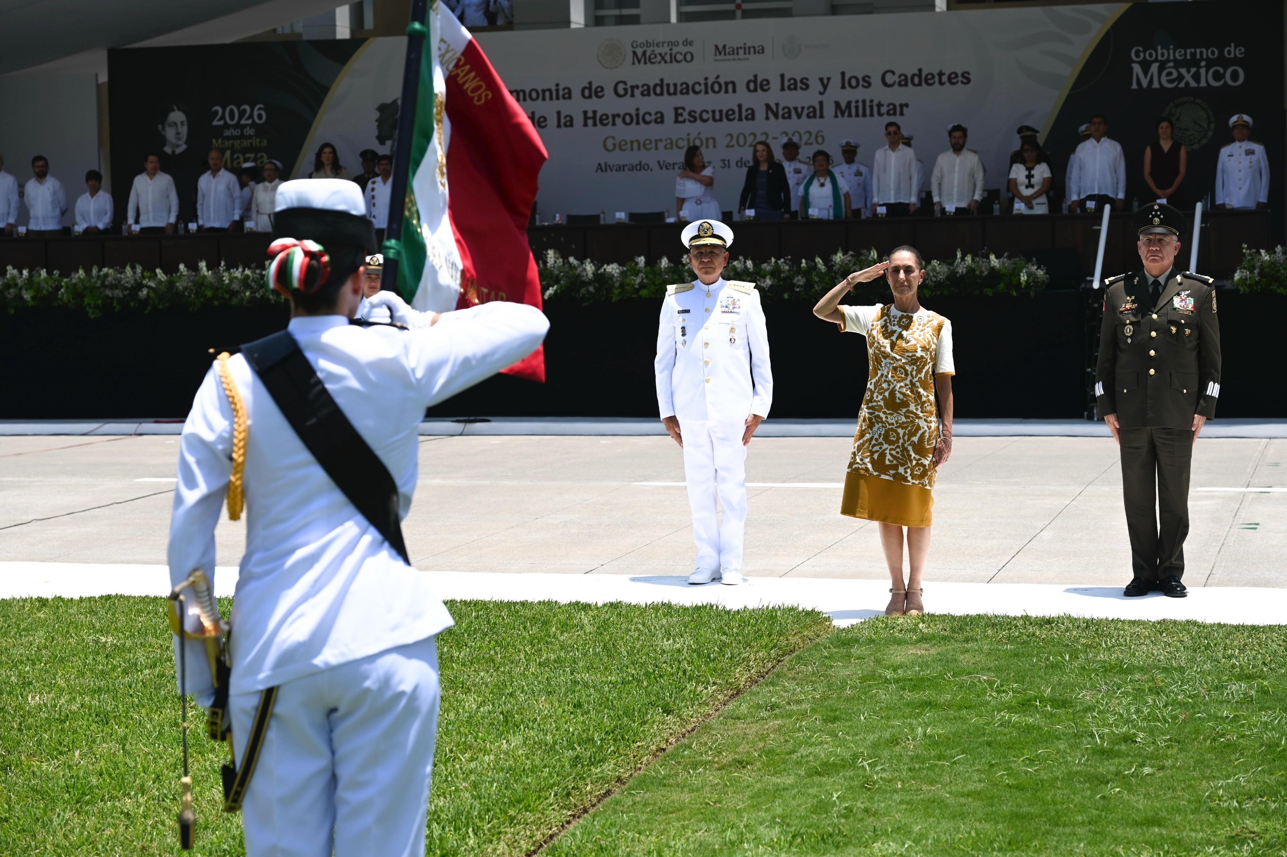 “México cree y confía en ustedes; llevan la responsabilidad de defender la soberanía”: Presidenta Claudia Sheinbaum en graduación de cadetes de la Heroica Escuela Naval Militar en Alvarado, Veracruz