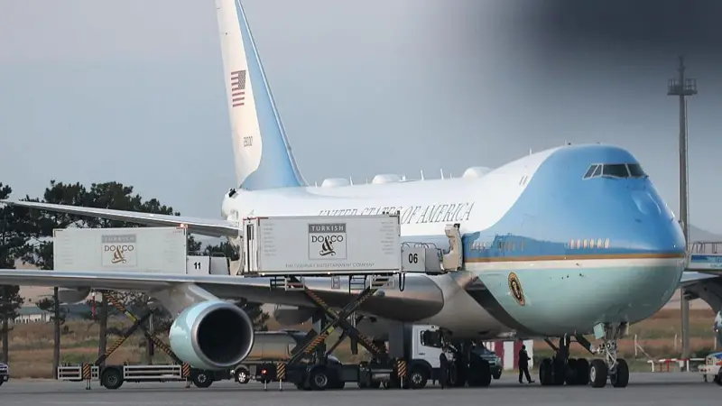 Trump se escabulle fuera del avión presidencial ante posible amenaza Iraní; la tripulación, periodistas y su gabinete no fueron notificados
