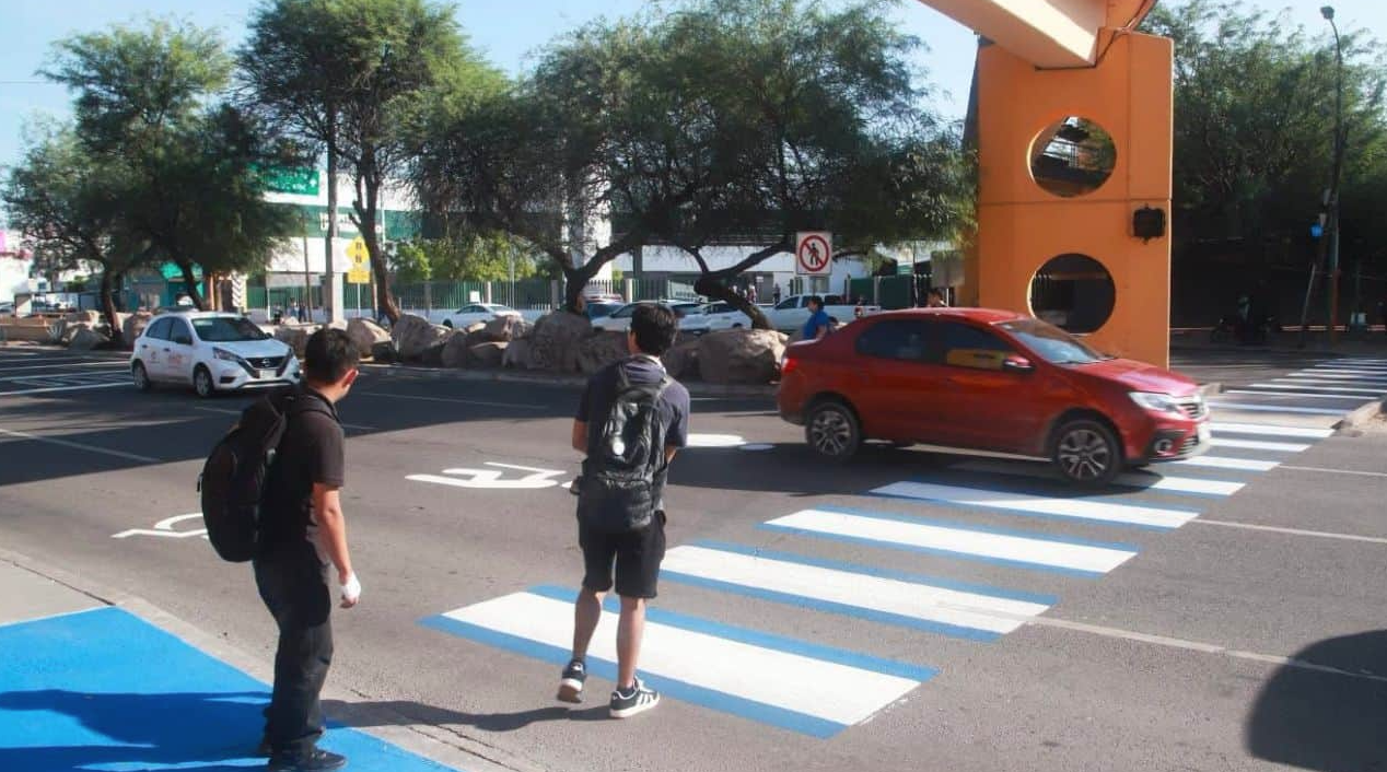 Nuevo semáforo peatonal frente a la Unison operará desde este lunes con cruces de 30 segundos Nuevo semáforo peatonal frente a la Unison operará desde este lunes con cruces de 30 segundos