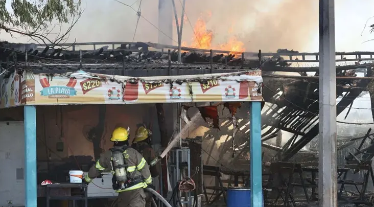 Restaurante de mariscos en Hermosillo es consumido por el fuego