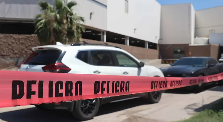 Policía neutraliza a agresor tras atacarlos con cuchillos en supermercado