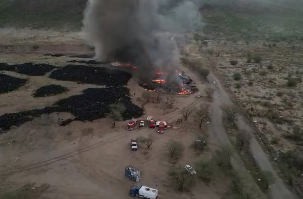 La montaña de humo que despertó al Norte: incendio de llantas moviliza a Bomberos en el Relleno Sanitario La montaña de humo que despertó al Norte: incendio de llantas moviliza a Bomberos en el Relleno Sanitario