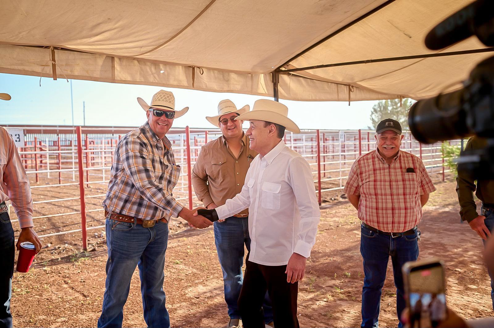 Durazo y Sheinbaum refuerzan acciones ante reapertura de la frontera; dispersan 7 millones de moscas estériles contra el gusano barrenador Durazo y Sheinbaum refuerzan acciones ante reapertura de la frontera; dispersan 7 millones de moscas estériles contra el gusano barrenador