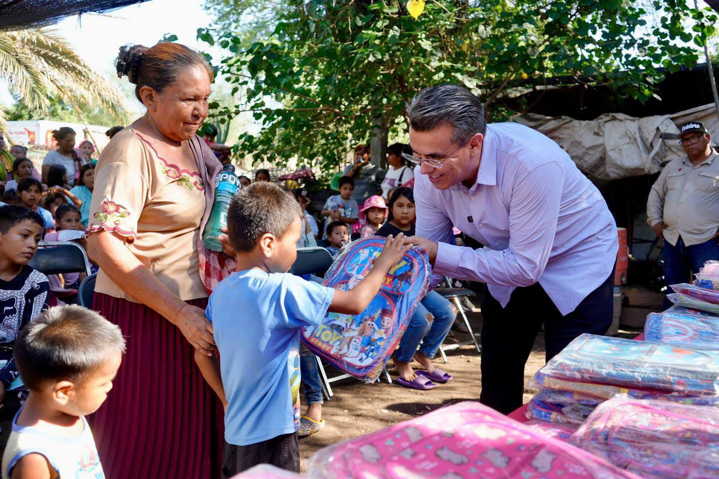 Ramón Flores entrega mochilas y útiles escolares a niñas y niños de Pótam Ramón Flores entrega mochilas y útiles escolares a niñas y niños de Pótam