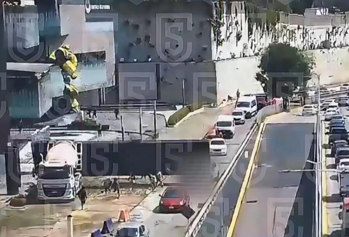 Muere mujer tras caída de espectacular en Huixquilucan, Edomex