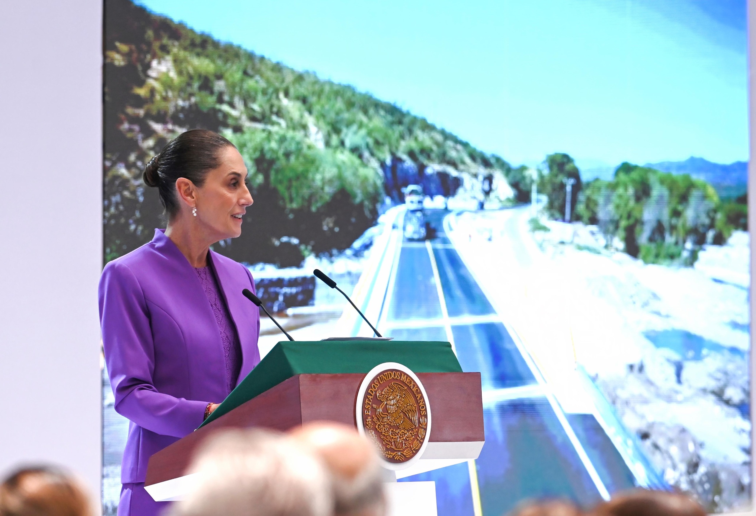 “Vamos mejor y tenemos rumbo, porque ese rumbo lo marca el pueblo”: Sheinbaum en su Segundo Informe de Gobierno “Vamos mejor y tenemos rumbo, porque ese rumbo lo marca el pueblo”: Sheinbaum en su Segundo Informe de Gobierno