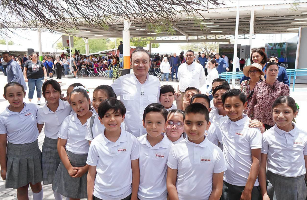 Durazo arranca ciclo escolar en Sonora con entrega de uniformes y libros de texto gratuitos Durazo arranca ciclo escolar en Sonora con entrega de uniformes y libros de texto gratuitos