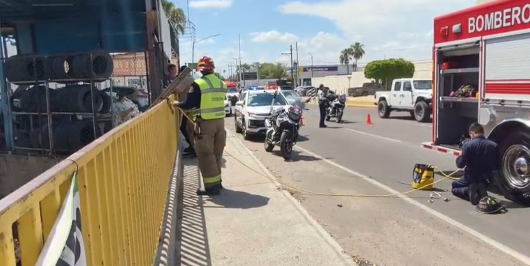 Menor de 14 años cae a canal y es rescatada por bomberos en Hermosillo