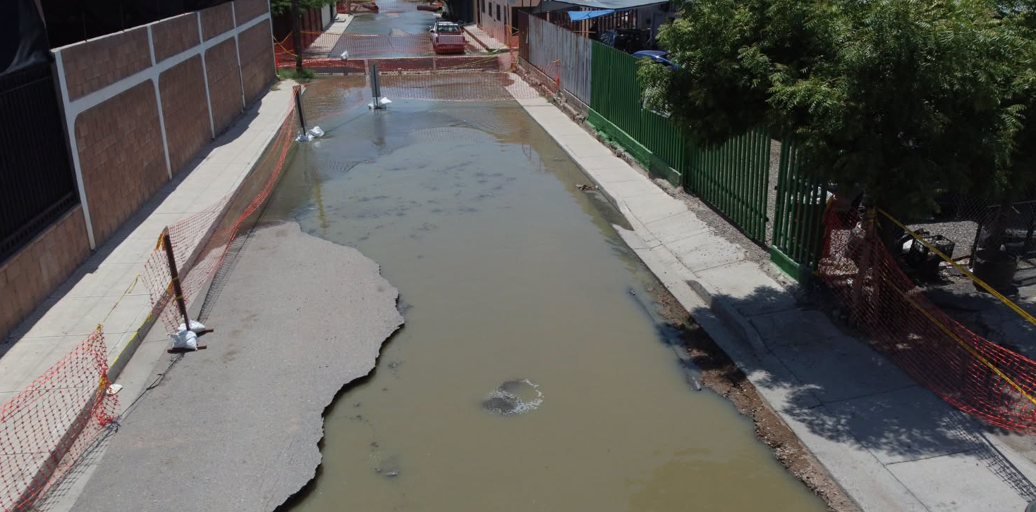 Malos olores por drenaje mantienen a 600 alumnos fuera de primaria en Hermosillo; padres exigen agilizar obras