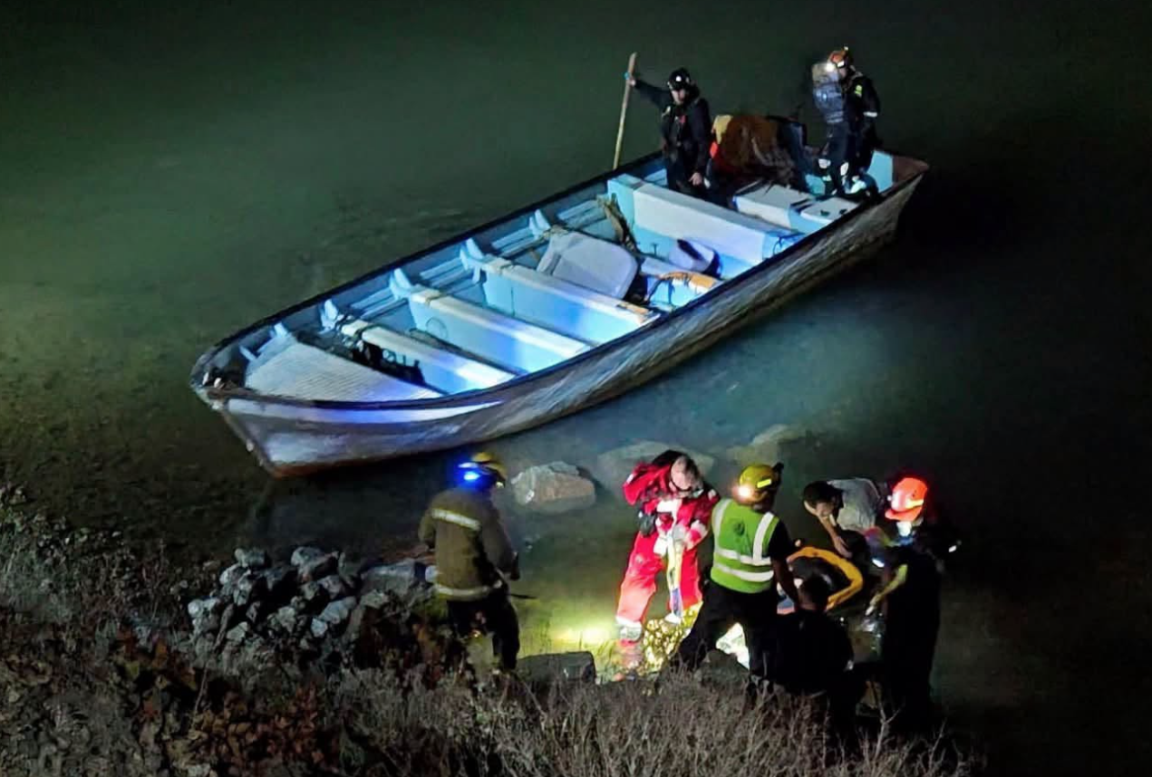 Rescatan a joven motociclista tras caer a un barranco en Guaymas; su estado es grave