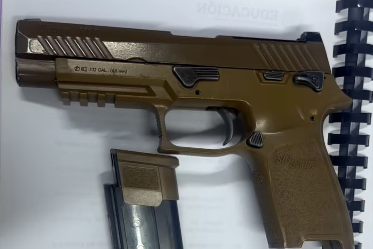 Joven de 16 años es sorprendido con réplica de arma de fuego en colonia Bugambilias Joven de 16 años es sorprendido con réplica de arma de fuego en colonia Bugambilias