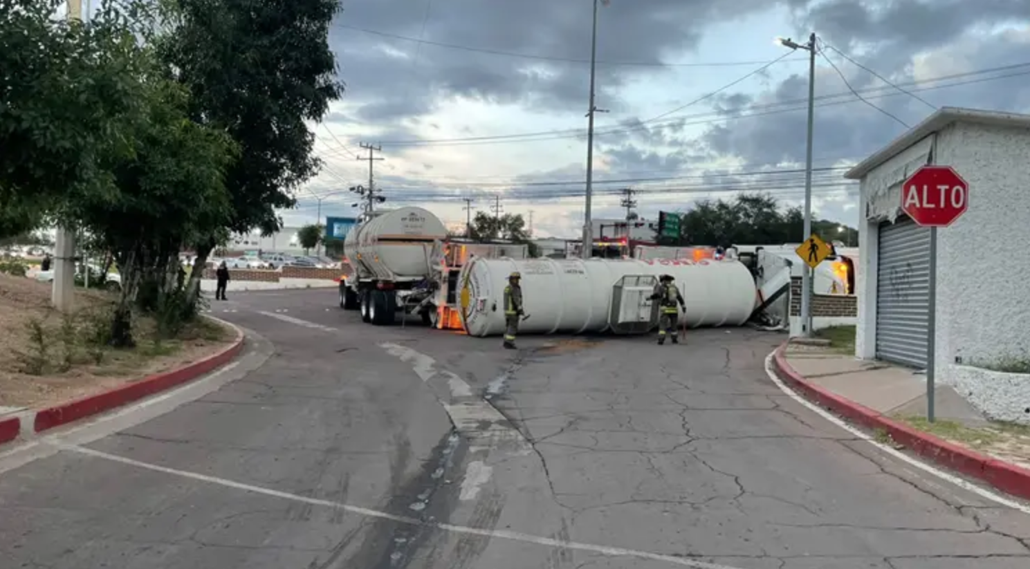 Vuelca pipa con 60 mil litros de gasolina en Nogales; generan fuerte tráfico Vuelca pipa con 60 mil litros de gasolina en Nogales; generan fuerte tráfico