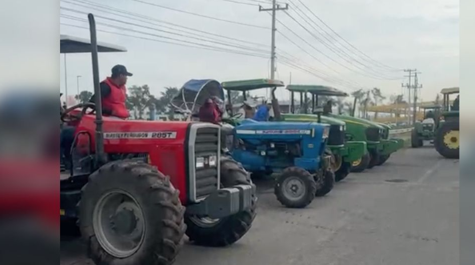 Protestan productores agrícolas en cinco carreteras de Guanajuato para exigir al gobierno el pago de apoyos Protestan productores agrícolas en cinco carreteras de Guanajuato para exigir al gobierno el pago de apoyos