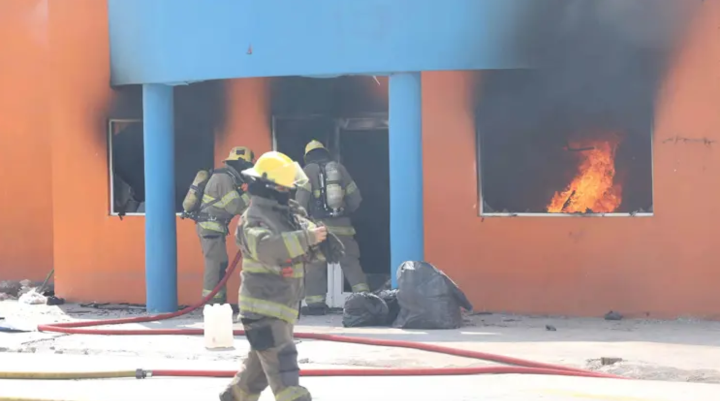 Incendio en autolavado abandonado moviliza a Bomberos en Hermosillo