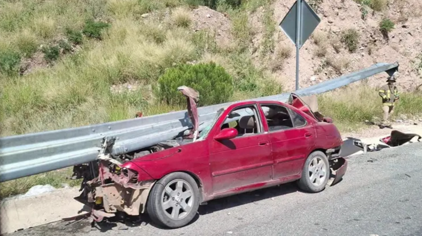 Estructura metálica atraviesa un Nissan y deja a familia lesionada en Nogales
