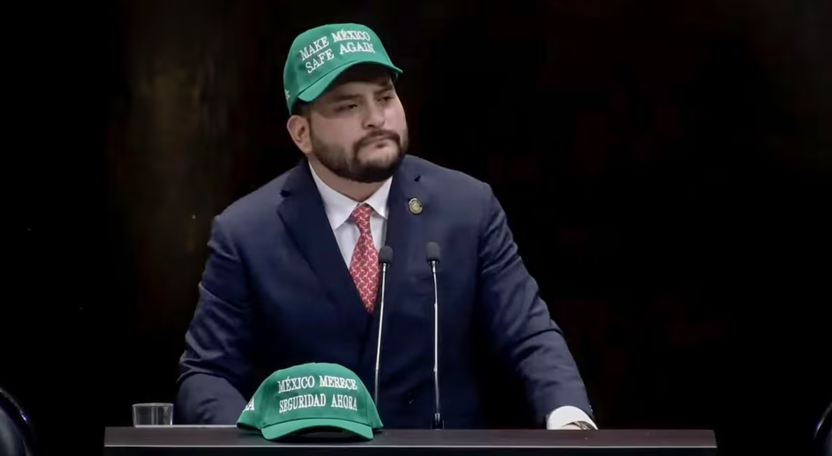 Un diputado del PRI se presenta en el Congreso con una gorra a lo Trump con el lema “Make Mexico Safe Again” Un diputado del PRI se presenta en el Congreso con una gorra a lo Trump con el lema “Make Mexico Safe Again”