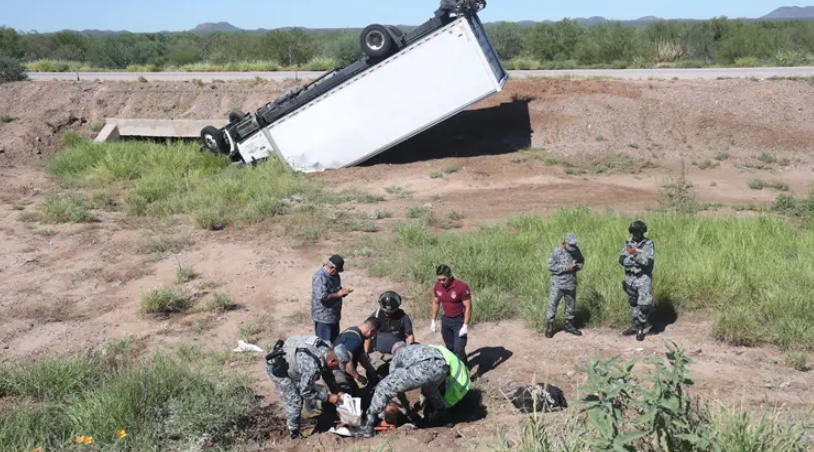 Camión rabón vuelca en carretera Hermosillo-Guaymas; conductor está herido Camión rabón vuelca en carretera Hermosillo-Guaymas; conductor está herido