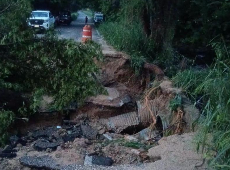 Lluvias destruyen tramo carretero y dejan incomunicada ruta hacia Juquila Lluvias destruyen tramo carretero y dejan incomunicada ruta hacia Juquila