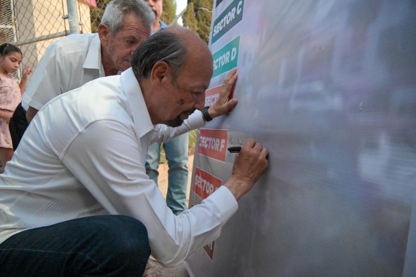 Más de 132 nuevas luminarias benefician a colonias del Sector F Más de 132 nuevas luminarias benefician a colonias del Sector F