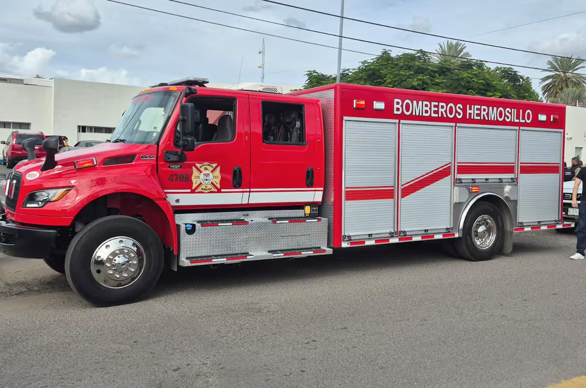 Dos vehículos se incendian en un yunke de Hermosillo Dos vehículos se incendian en un yunke de Hermosillo