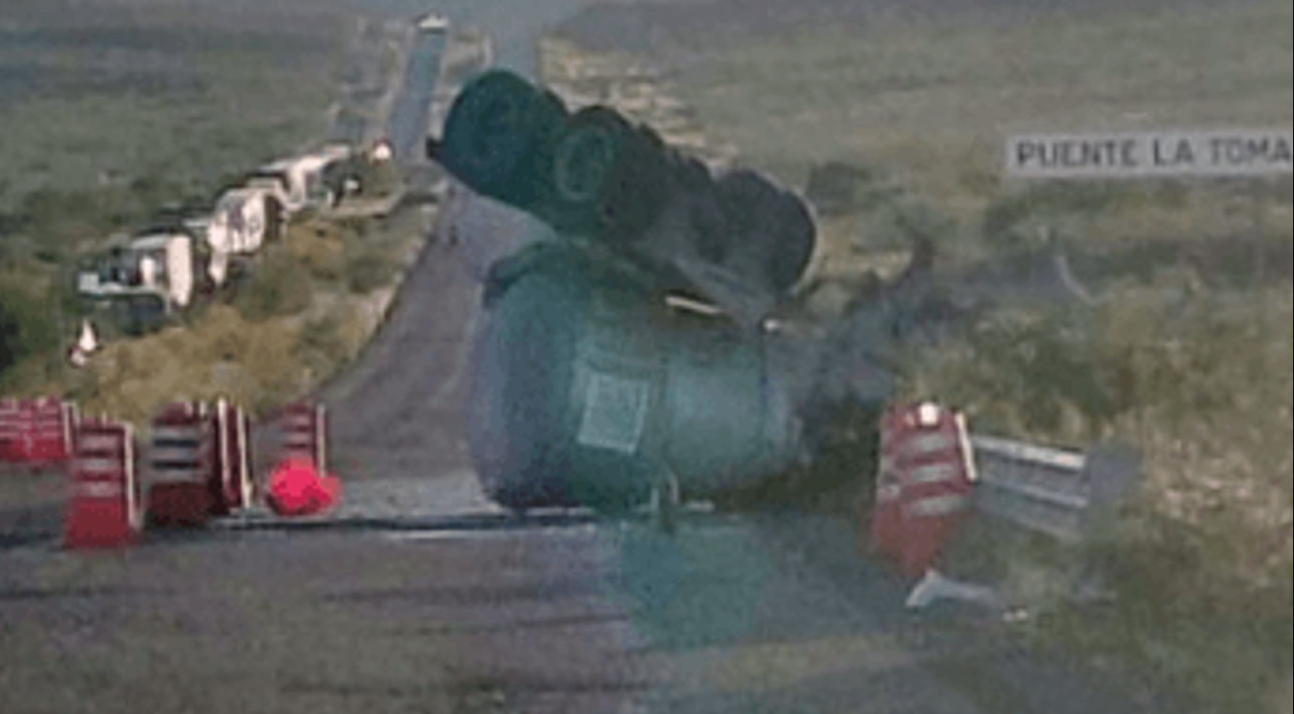 Se desprende remolque de pipa y cierran carretera Agua Prieta-Cananea