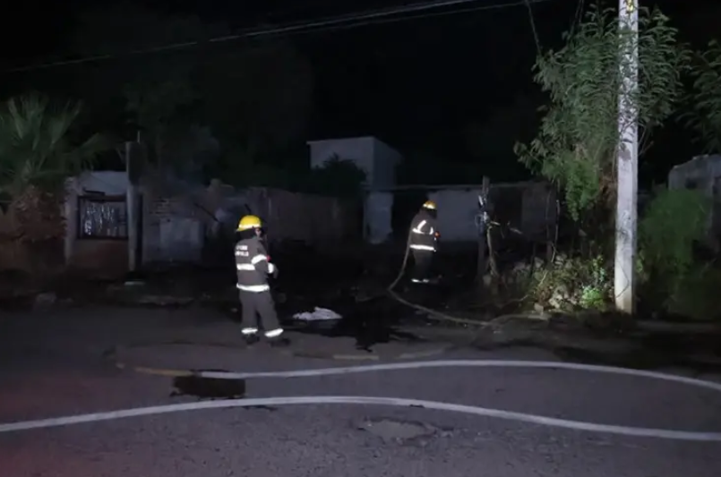  Incendio consume casa en colonia Machi López y corta energía