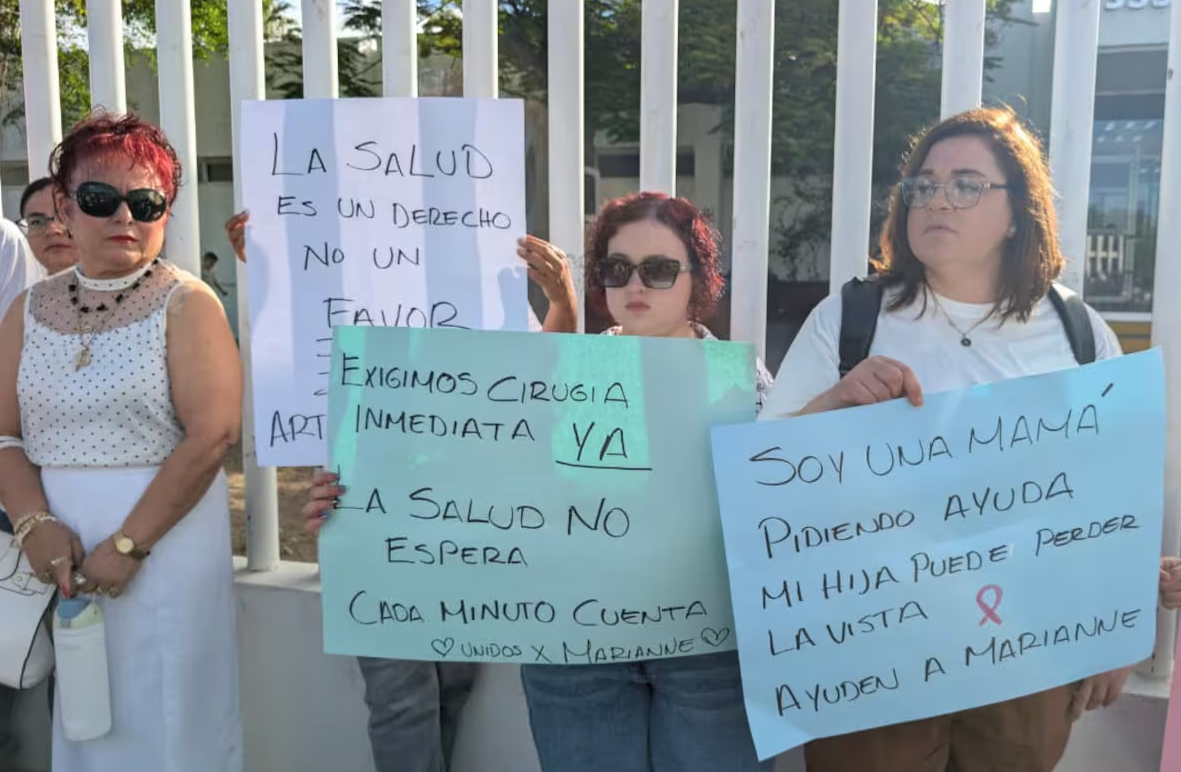 Familiares de Marianne Santacruz se manifiestan en el Hospital Fernando Ocaranza por retraso en cirugía urgente
