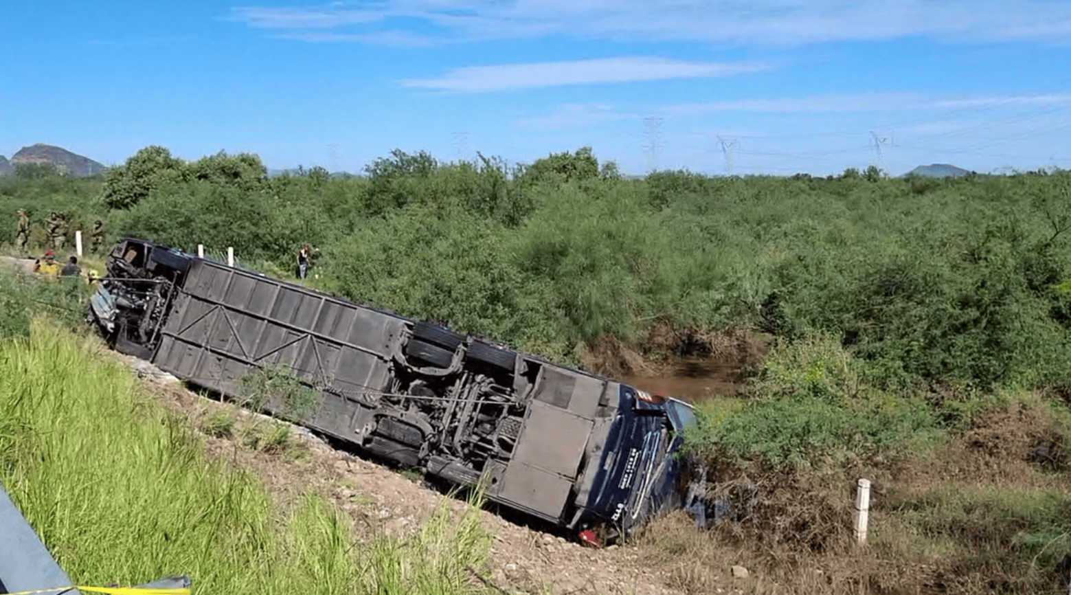Tres fallecidos y ocho heridos deja camionazo en carretera Obregón-Empalme