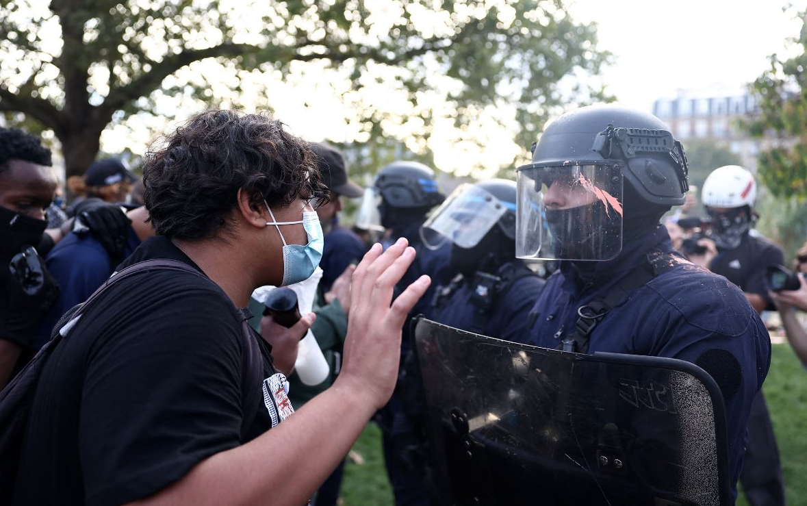 Francia suspende el uso de granadas aturdidoras en protestas estudiantiles tras amputación a un adolescente Francia suspende el uso de granadas aturdidoras en protestas estudiantiles tras amputación a un adolescente