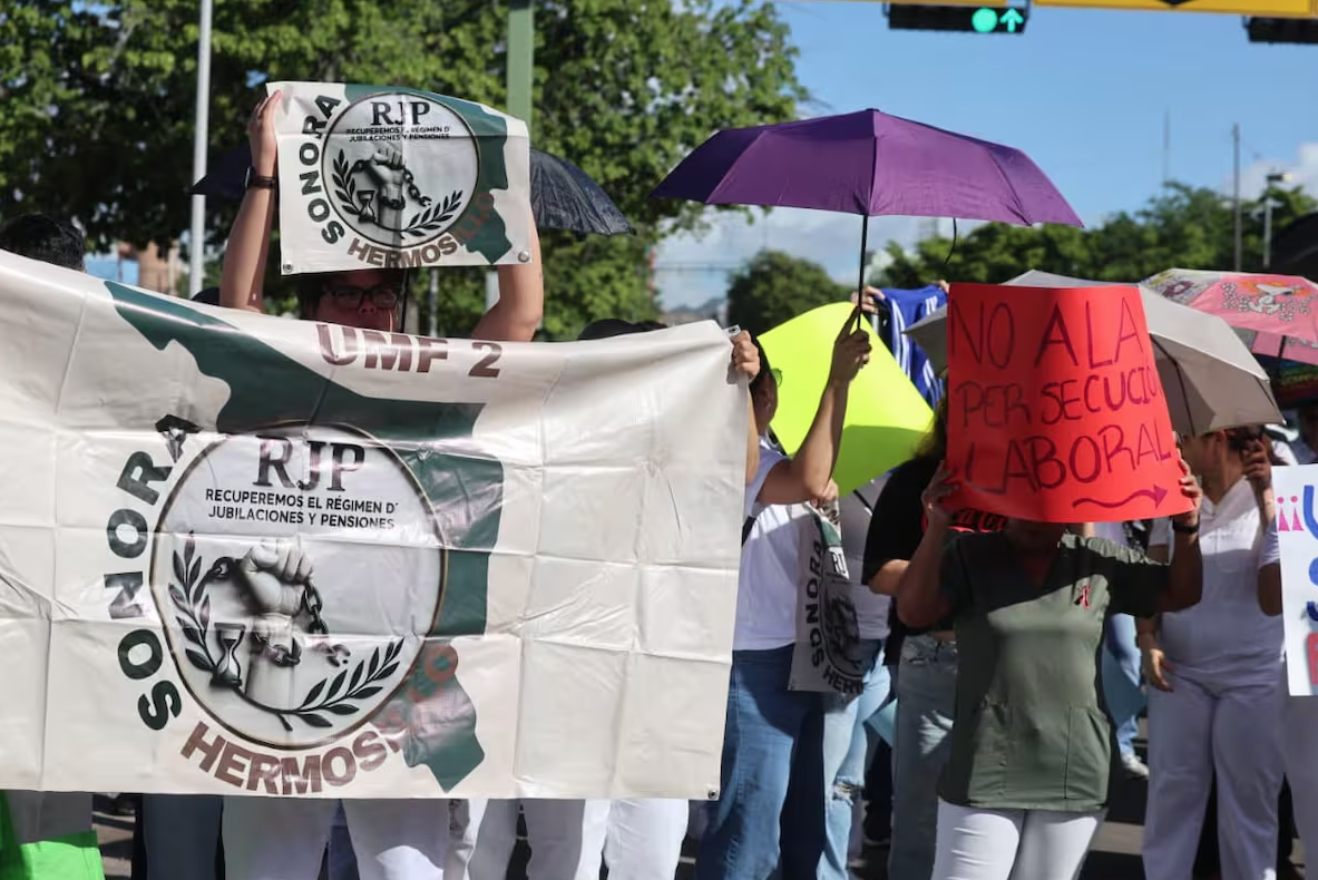 Marcha del IMSS provoca caos vial en Hermosillo; trabajadores cierran el bulevar Morelos Marcha del IMSS provoca caos vial en Hermosillo; trabajadores cierran el bulevar Morelos