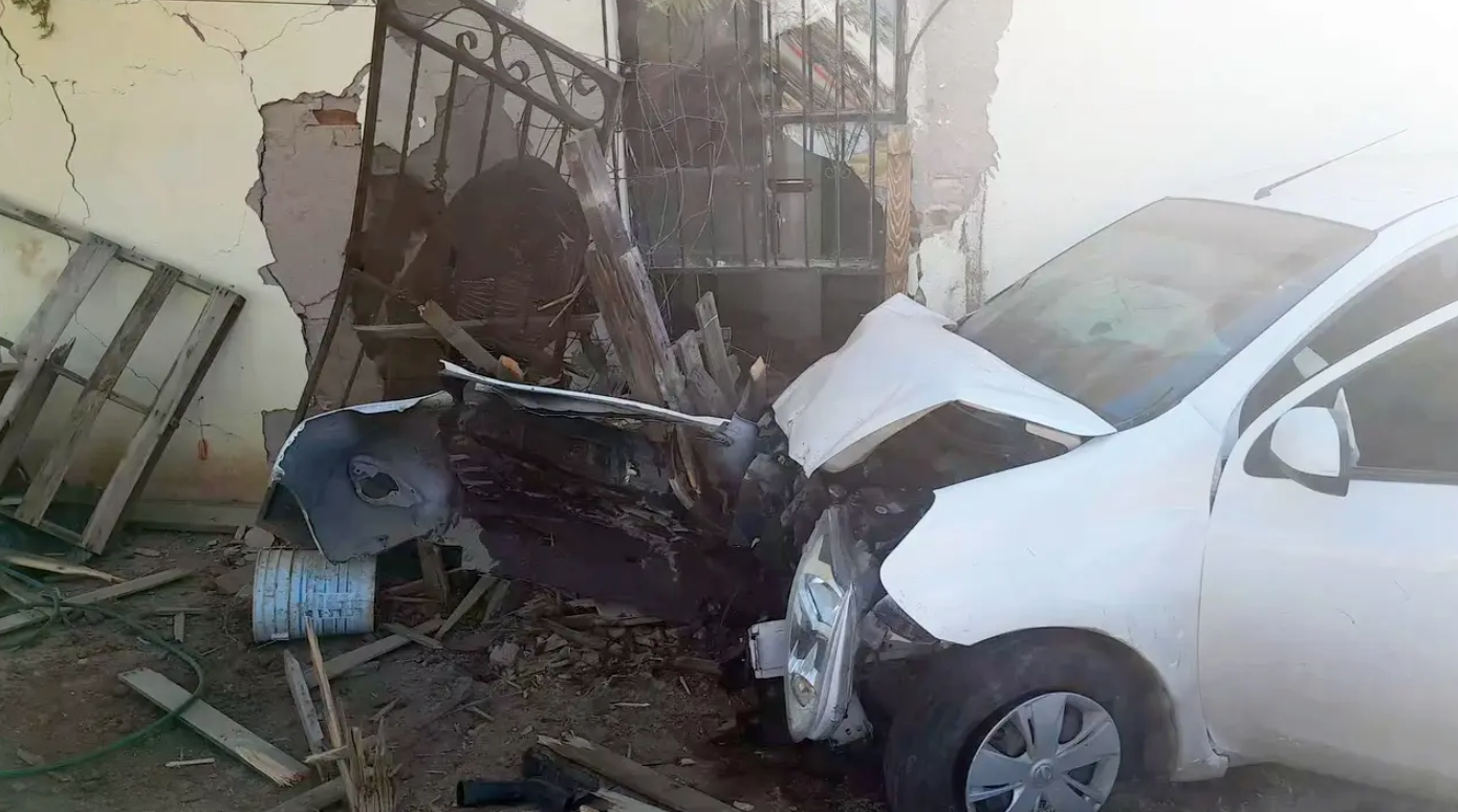 Auto se estrella contra cocina al norte de Hermosillo; reportan dos lesionadas Auto se estrella contra cocina al norte de Hermosillo; reportan dos lesionadas