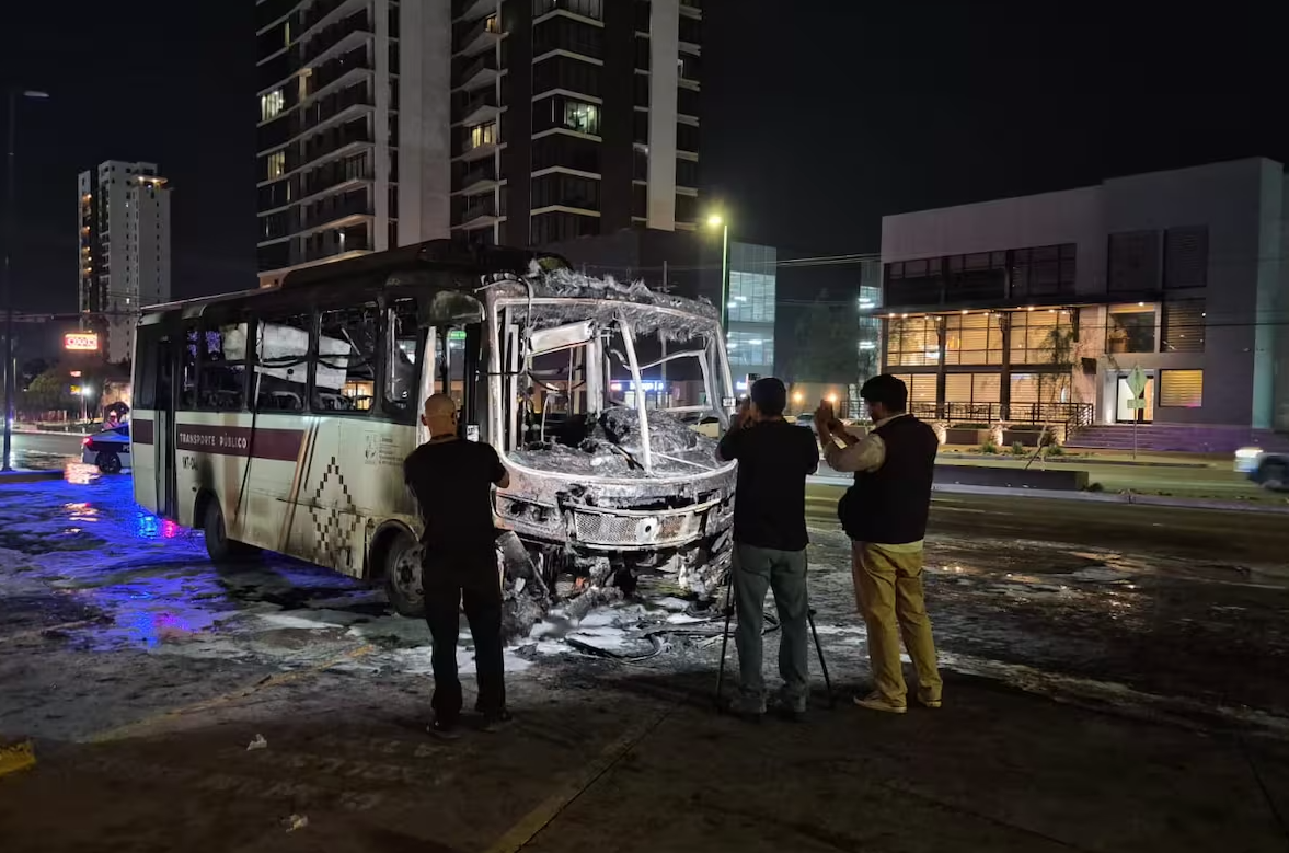 Se incendia camión de transporte urbano en el bulevar Kino de Hermosillo; no reportan lesionados Se incendia camión de transporte urbano en el bulevar Kino de Hermosillo; no reportan lesionados