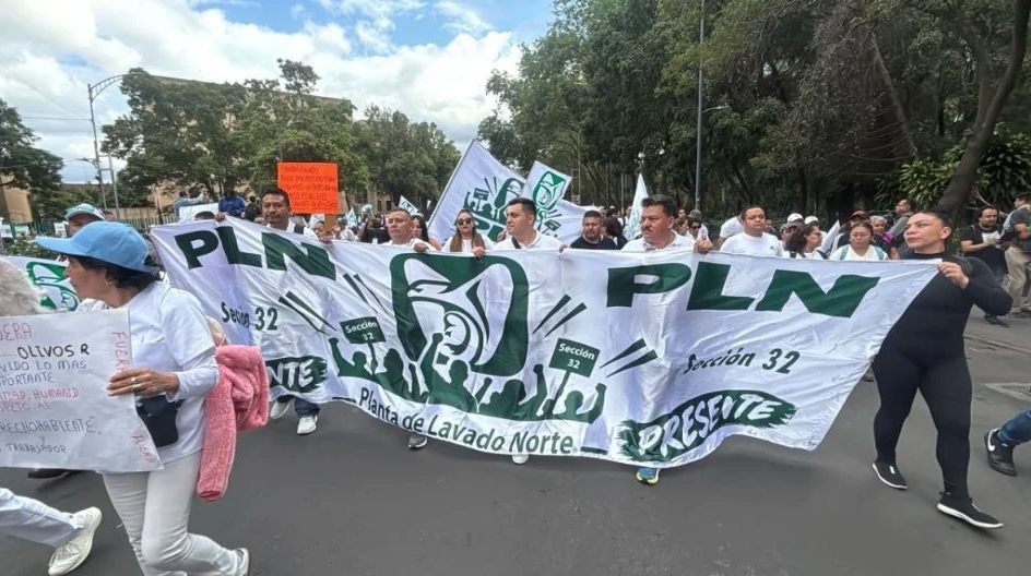 Comienza nueva marcha de médicos del IMSS en CDMX: exigen aumento salarial del 10% y la destitución de su líder sindical Comienza nueva marcha de médicos del IMSS en CDMX: exigen aumento salarial del 10% y la destitución de su líder sindical