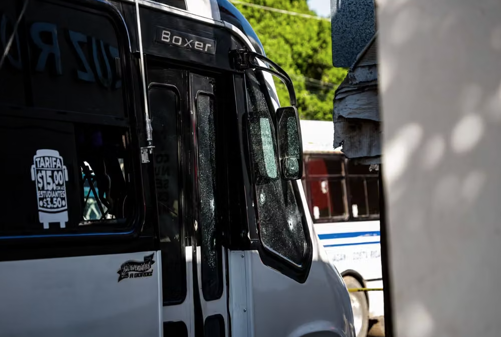 Atacan a balazos camión de transporte público en Sinaloa; la mayoría de los pasajeros eran estudiantes