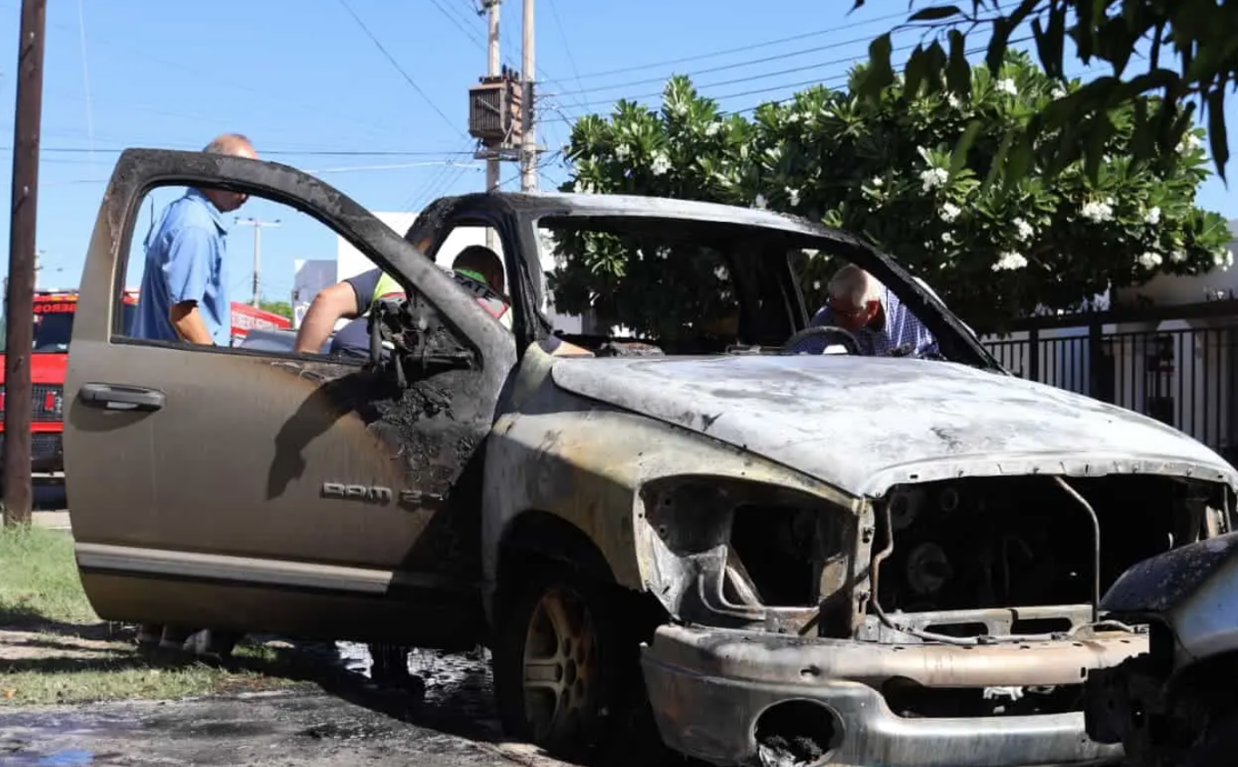 Quería arrancar su camioneta y termina con dos carros prendidos fuego en Villa Satélite