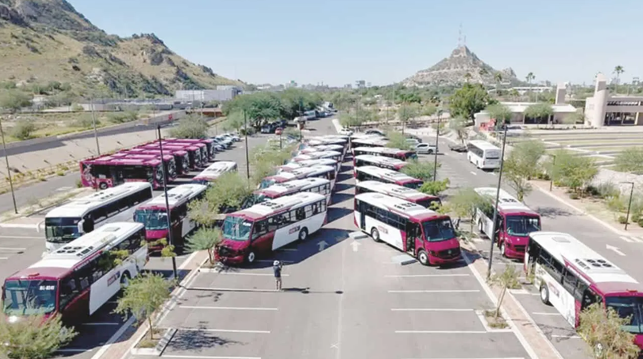 Alfonso Durazo entrega 20 autobuses nuevos en Hermosillo