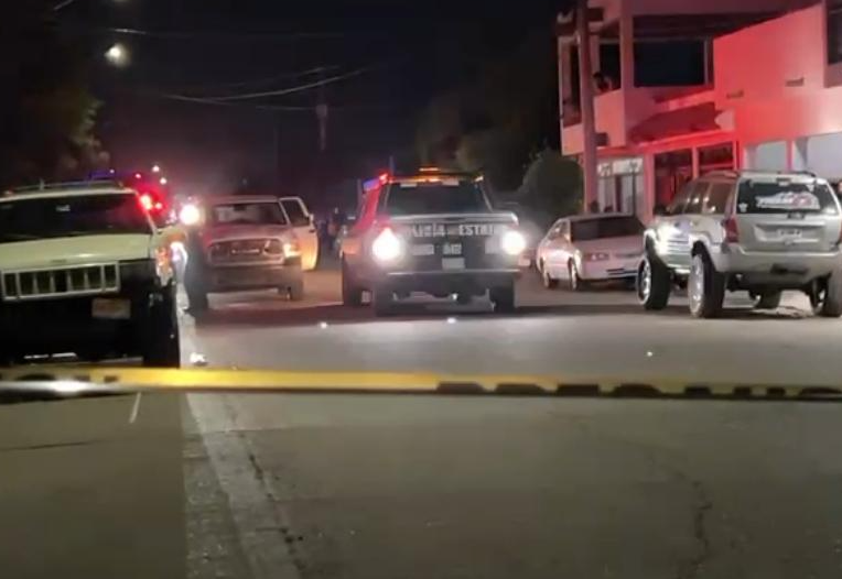 Asesinan a una mujer mientras caminaba con una menor en Obregón