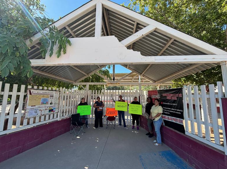 Madres de familia cierran primaria en el ejido El Tazajal por falta de intendente y maestro de educación física Madres de familia cierran primaria en el ejido El Tazajal por falta de intendente y maestro de educación física