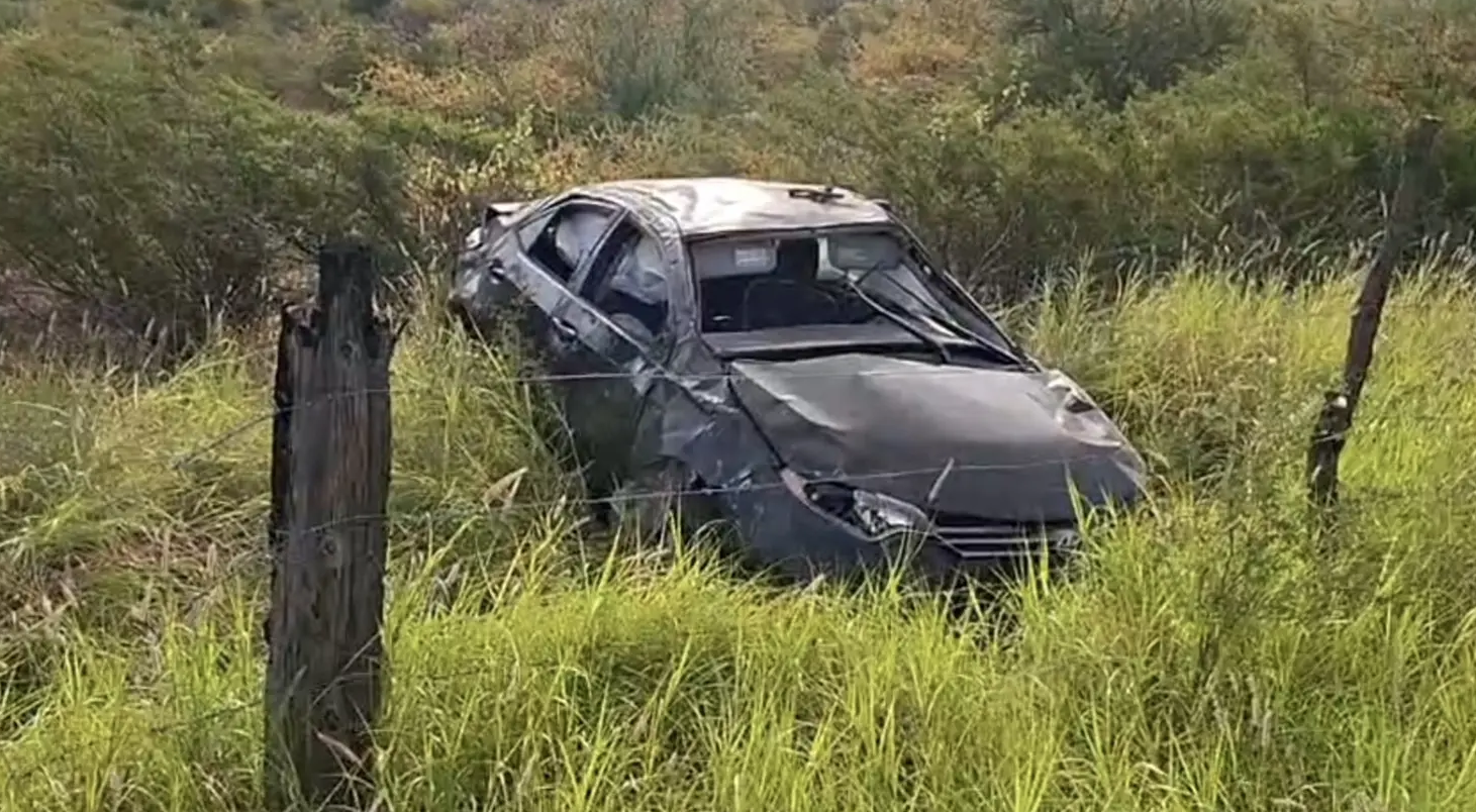 Mujer resulta lesionada tras volcamiento en carretera al Delfinario, en San Carlos Mujer resulta lesionada tras volcamiento en carretera al Delfinario, en San Carlos