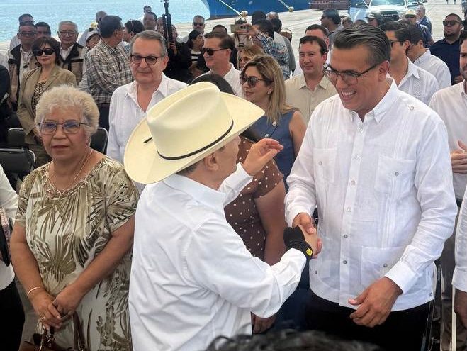 Acompaña Ramón Flores al gobernador Alfonso Durazo en la recepción de nuevas grúas portuarias para Guaymas