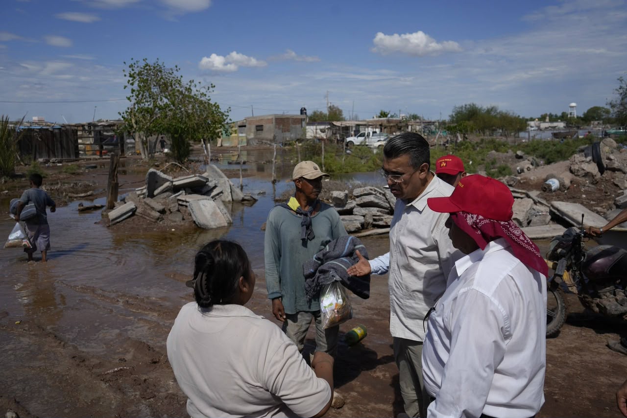 Ramón Flores recorre Bahía de Lobos y entrega apoyos por afectaciones de Polo Ramón Flores recorre Bahía de Lobos y entrega apoyos por afectaciones de Polo